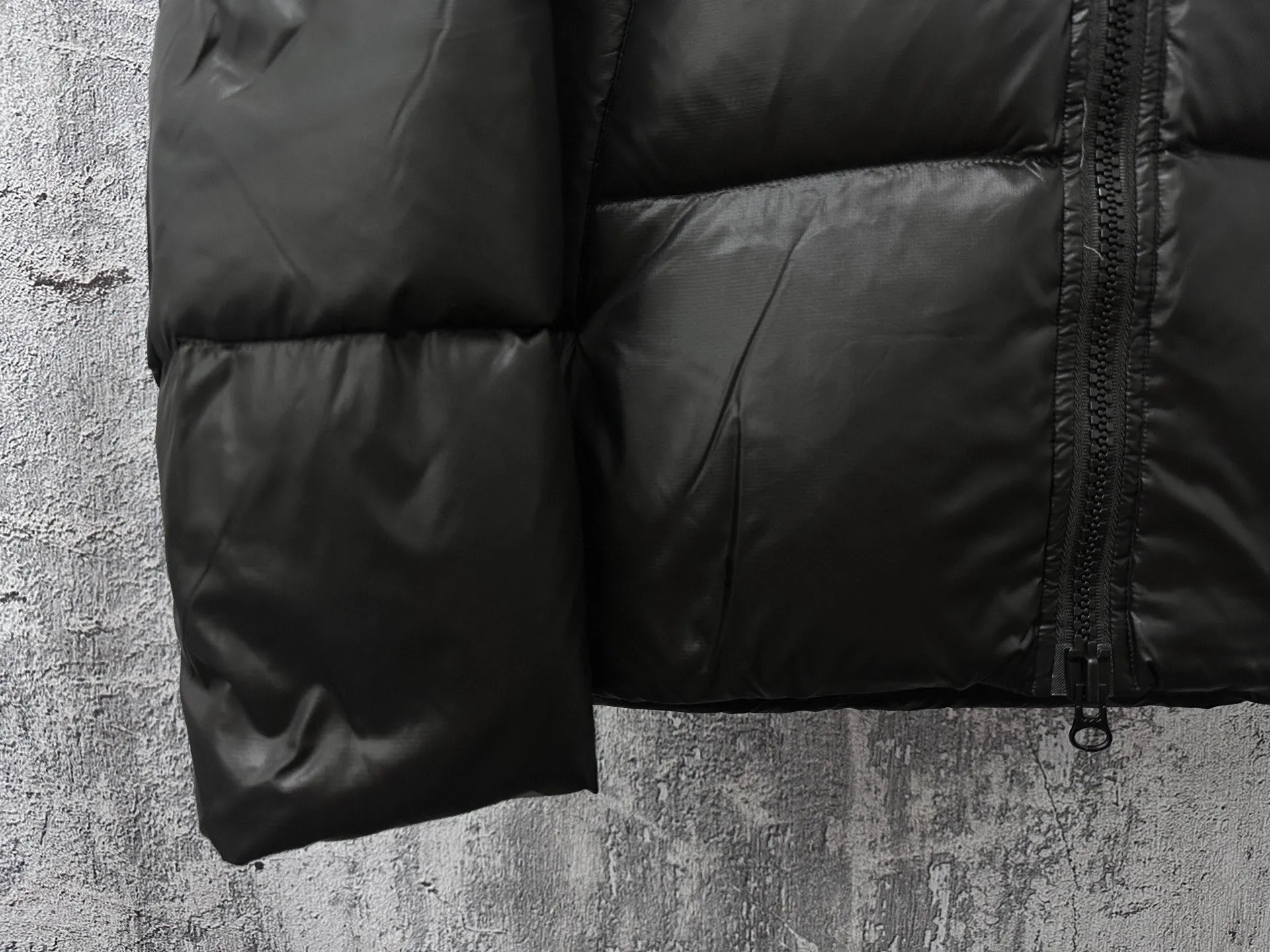 P780 [𝘾𝘼𝙉𝘼𝘿𝘼 𝙂𝙊𝙊𝙎𝙀] Canada Goose's limited new Crofton puff down jacket, top version, ceiling level Crofton soft loaf, 2024 latest style, cold protection effect up to level 4, using recycled Feather-Light tear-resistant fabric, ultra-light, no weight on the upper body at all! The unique black label highlights your temperament‼ ️ Canada Goose, a Canadian brand, has always been recognized as the warmest down jacket. Various Instagram celebrities, Internet celebrities, and celebrities often wear it for street photos. I make Canada Goose every year, but I still can't get rid of my love for it. No matter how cold the days are, there is no need to be afraid, because there is! Filled with 90% white duck down, it is the legendary warmest down jacket and is known as a must-have for Arctic outdoor sports! The most popular down jacket in the world, celebrities are rushing to buy it, it is a must-have!  Size: S~XXL